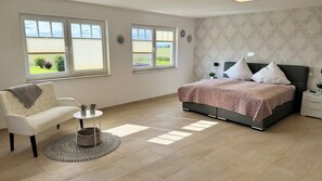 4 Schlafzimmer, Zimmersafe, Schreibtisch, Bügeleisen/Bügelbrett