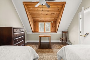 5 bedrooms, desk, iron/ironing board, WiFi - The Berkshires Basecamp (Monterey)
