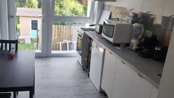 Een koelkast, een microgolfoven, een oven, een kookplaat