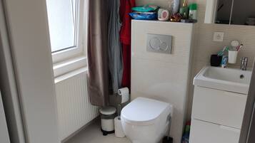 SĂšche-cheveux, serviettes fournies, savon, shampoing