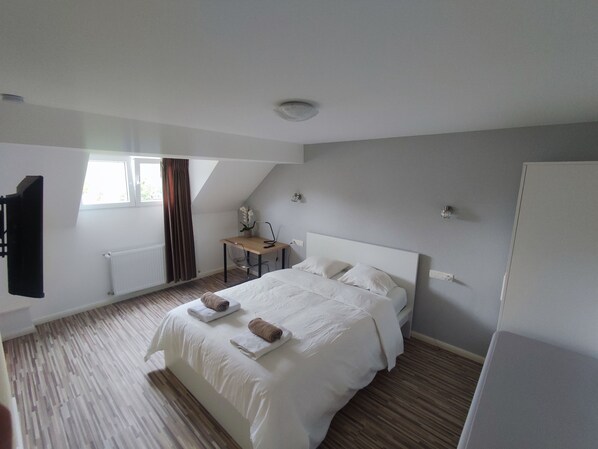 1 bedroom, desk, iron/ironing board, free WiFi