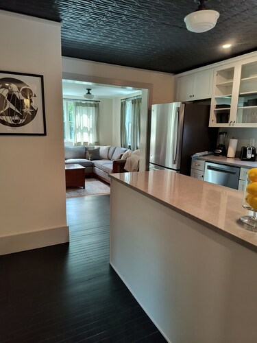 Brand-New 3-bedroom apartment with WiFi, AC in downtown Stockbridge