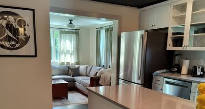 Brand-New 3-bedroom apartment with WiFi, AC in downtown Stockbridge