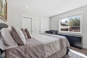 2 chambres, bureau, fer et planche à repasser, lit parapluie