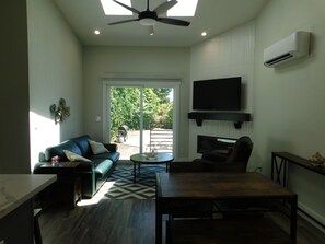 Smart TV, fireplace - Charming 2-bedroom cottage in lovely San Ramon, CA near highway for easy commute (San Ramon)