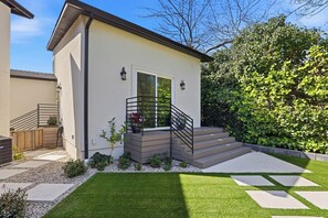 Exterior - Angie Oasis Yard, Loft & Stocked Kitchen near shopping & easy access to highway (San Ramon)