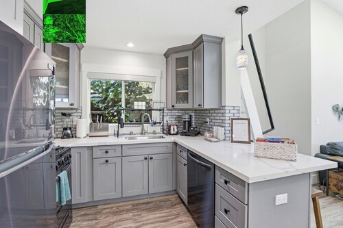 Angie Oasis Yard, Loft & Stocked Kitchen near shopping & easy access to highway