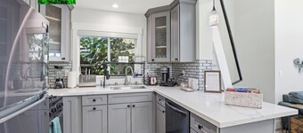 Angie Oasis Yard, Loft & Stocked Kitchen near shopping & easy access to highway