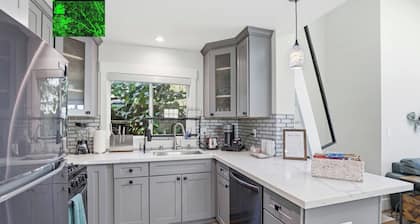 Angie Oasis Yard, Loft & Stocked Kitchen near shopping & easy access to highway