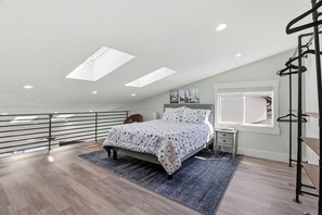 2 chambres, bureau, fer et planche à repasser, lit parapluie