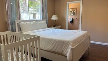 3 bedrooms, desk, iron/ironing board, travel crib