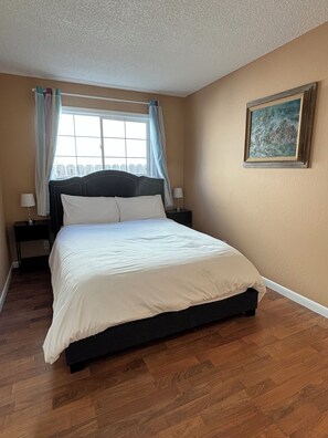 3 quartos, escrivaninha, ferros/tábuas de passar roupa, berço de viagem