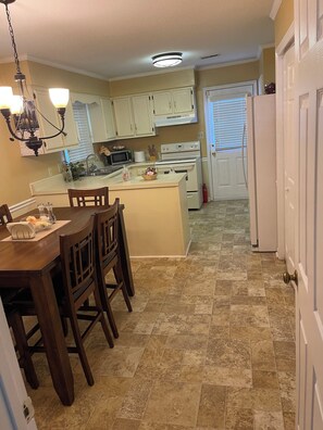 Coffee/tea maker, fridge, microwave, oven - 2-bedroom vacation home just 5 minutes from Greensboro Science center (Greensboro)
