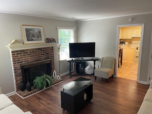 Smart TV, fireplace, DVD player, books - 2-bedroom vacation home just 5 minutes from Greensboro Science center (Greensboro)