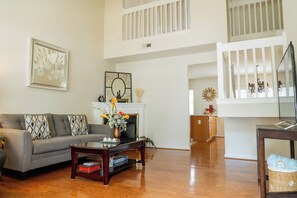 Una Smart TV, una chimenea, un reproductor de DVD, libros