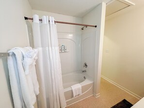 Dusche, Haartrockner, Handtücher, Seife