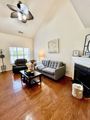 Smart-TV, Kamin, DVD-Player, Bücher