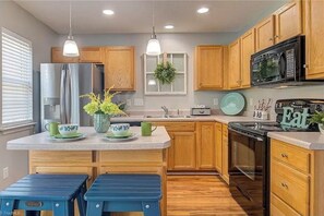 Fridge, microwave, oven, stovetop - 3-bedroom vacation home just 10 minutes from Greensboro Coliseum (Greensboro)