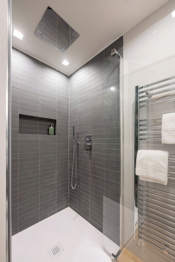 Dusche, Haartrockner, Bidet, Handtücher