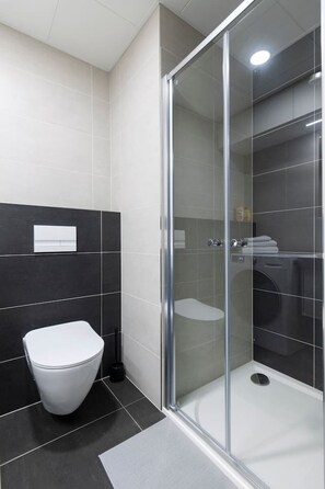 Douche, sèche-cheveux, serviettes fournies, savon