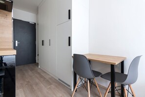 Dining - Central Tiny Flat w/1GB Wi-Fi + SMART TV | A/C (Praha 5)