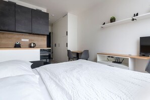 Een bureau, een strijkplank/strijkijzer, gratis wifi, beddengoed