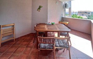 Outdoor dining - Cozy apartment in Medulin with swimming pool (Medulin)