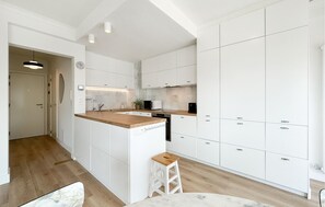 ثلاجة، فرن، موقد طهي مسطح، غسالة أطباق