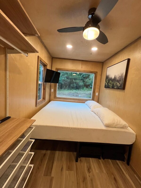 1 makuuhuone, työpöytä, silitysrauta/-lauta, Wi-Fi