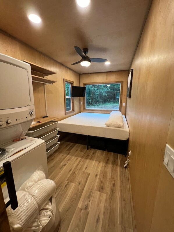 1 bedroom, desk, iron/ironing board, WiFi