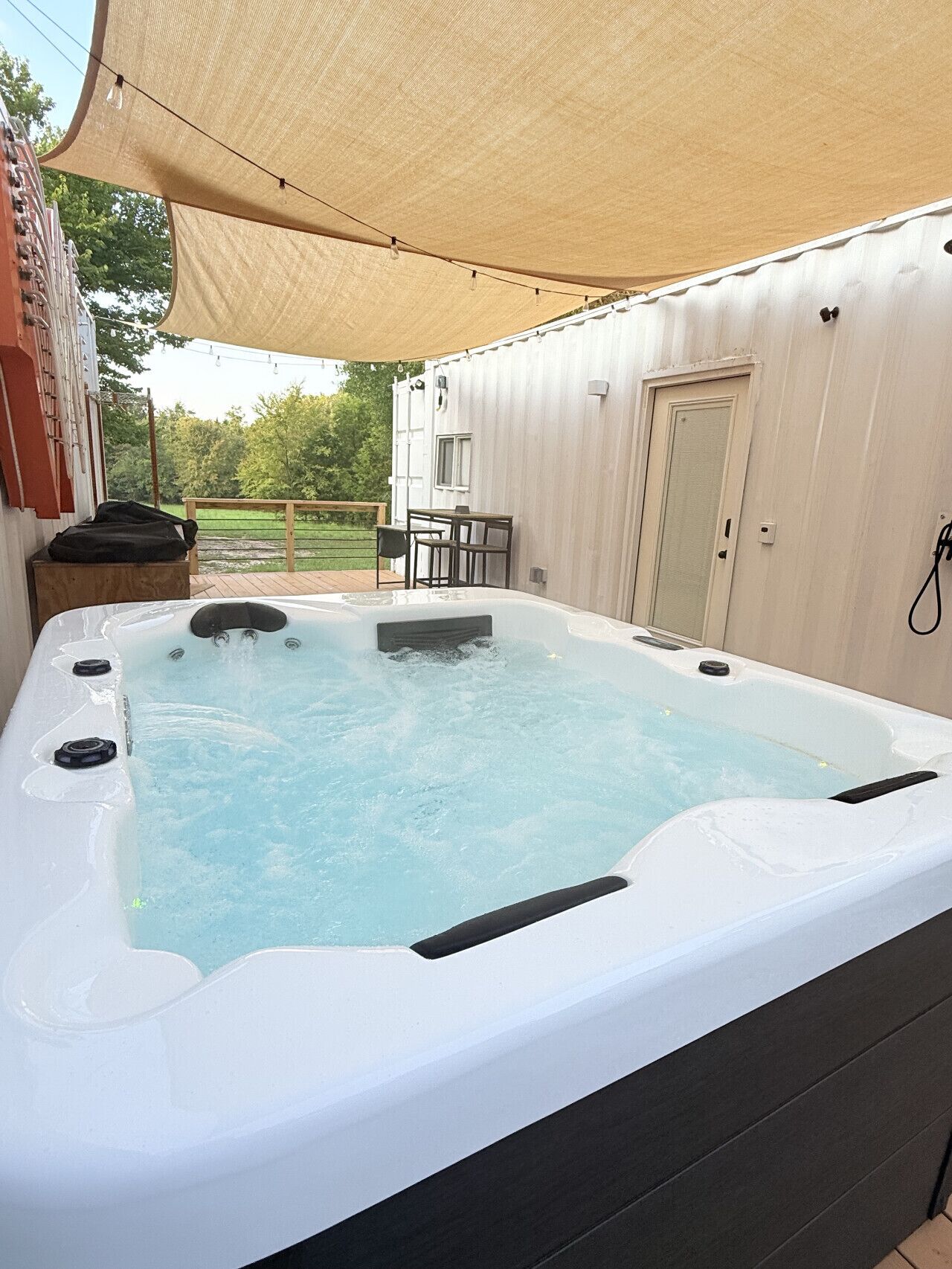 Tina de hidromasaje al aire libre