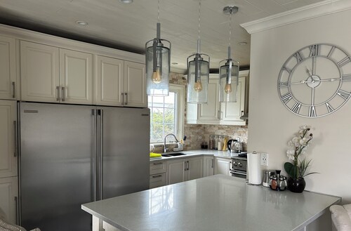 Cozy stay downtown Brampton close to airport