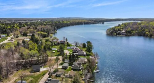 Northern MI Lakefront Retreat – Year-Round Oasis for 12 Guests

