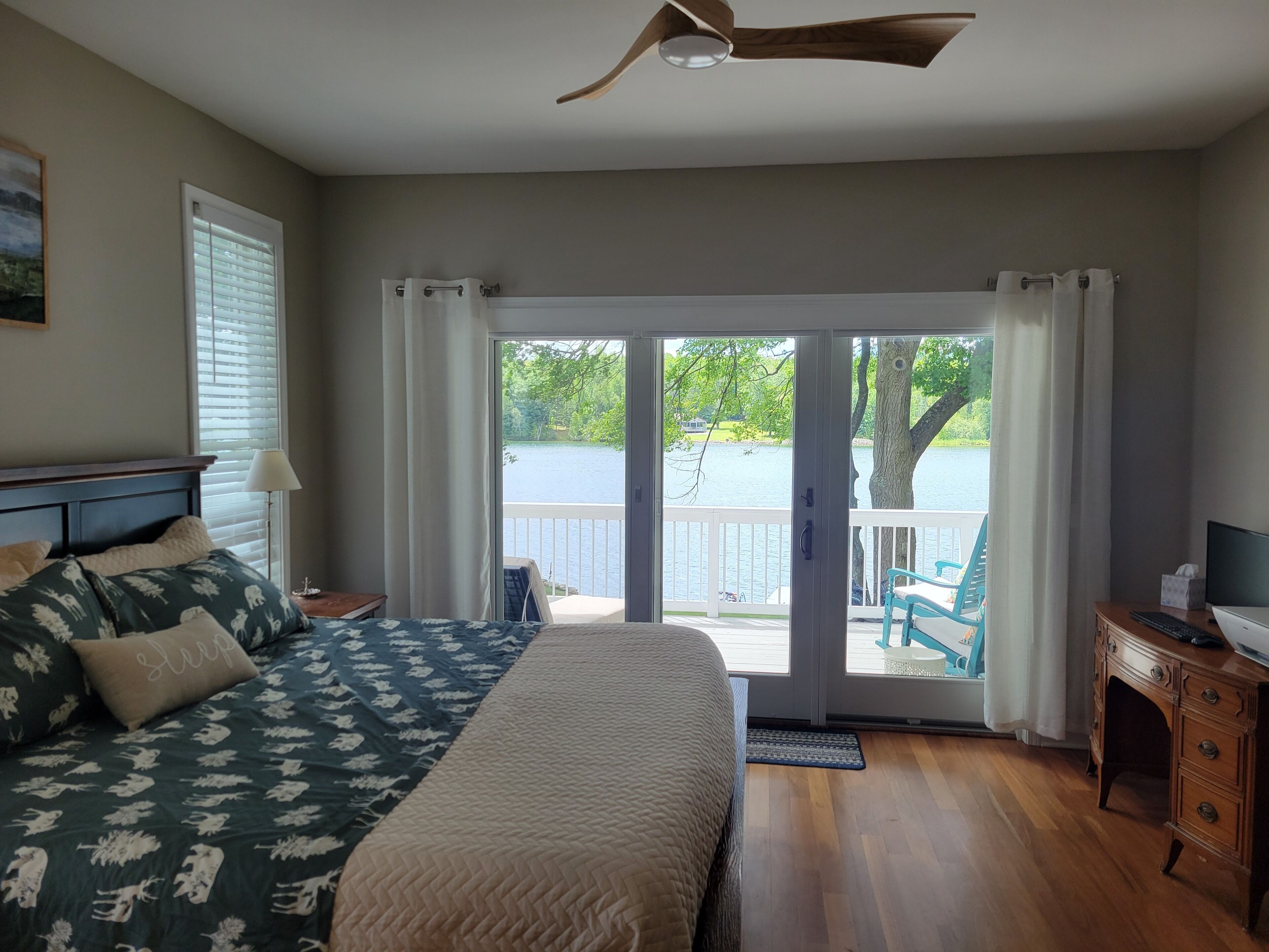 5 bedrooms, desk, WiFi, bed sheets