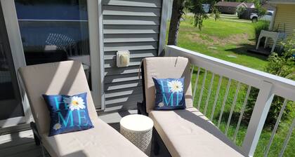 Northern MI Lakefront Retreat – Year-Round Oasis for 12 Guests