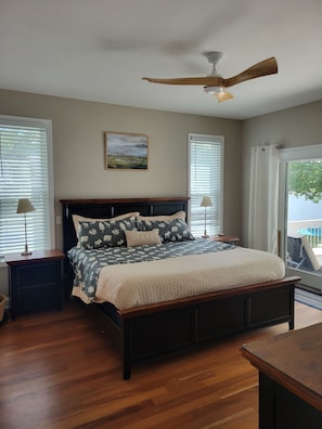 5 bedrooms, desk, WiFi, bed sheets