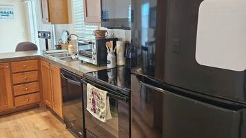 ثلاجة، ميكروويف، فرن، موقد طهي مسطح