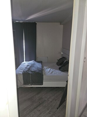 1 bedroom, iron/ironing board, WiFi, bed sheets - Nuit Dijon Chambre (Dijon)