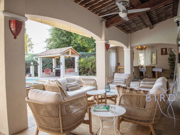 Outdoor dining - Charming Provencal house in the heart of the Fayence region (Tourrettes)