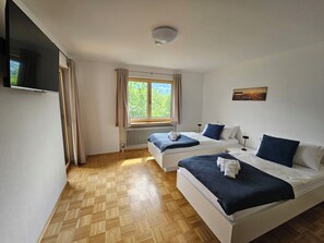 2 makuuhuonetta, tallelokero huoneessa, silitysrauta/-lauta