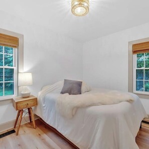 3 bedrooms, iron/ironing board, WiFi, bed sheets