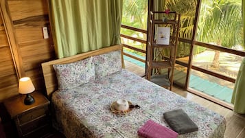 4 bedrooms, desk, WiFi, bed sheets