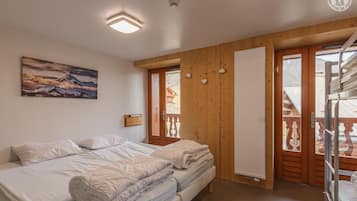 6 bedrooms, iron/ironing board, travel cot, bed sheets