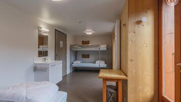 6 slaapkamers, een strijkplank/strijkijzer, reisbedje, beddengoed