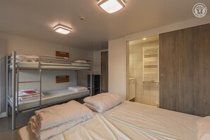 6 Schlafzimmer, Bügeleisen/Bügelbrett, Reisekinderbett, Bettwäsche
