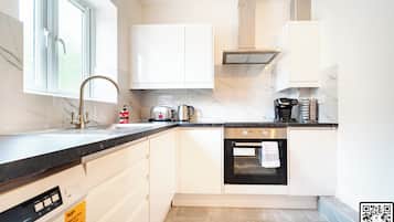 Kjøleskap, mikrobølgeovn, ovn og kokeplater