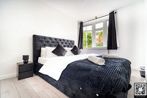 2 Schlafzimmer, Schreibtisch, Bügeleisen/Bügelbrett, Reisekinderbett