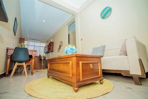 Living area - Charming bedroom hotel with WiFi, AC in terrific Moshi #2 (Moshi)