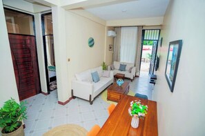 Living area - Charming bedroom hotel with WiFi, AC in terrific Moshi #2 (Moshi)