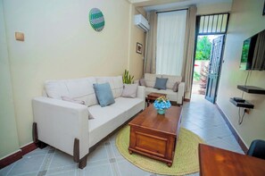 Living area - Charming bedroom hotel with WiFi, AC in terrific Moshi #2 (Moshi)